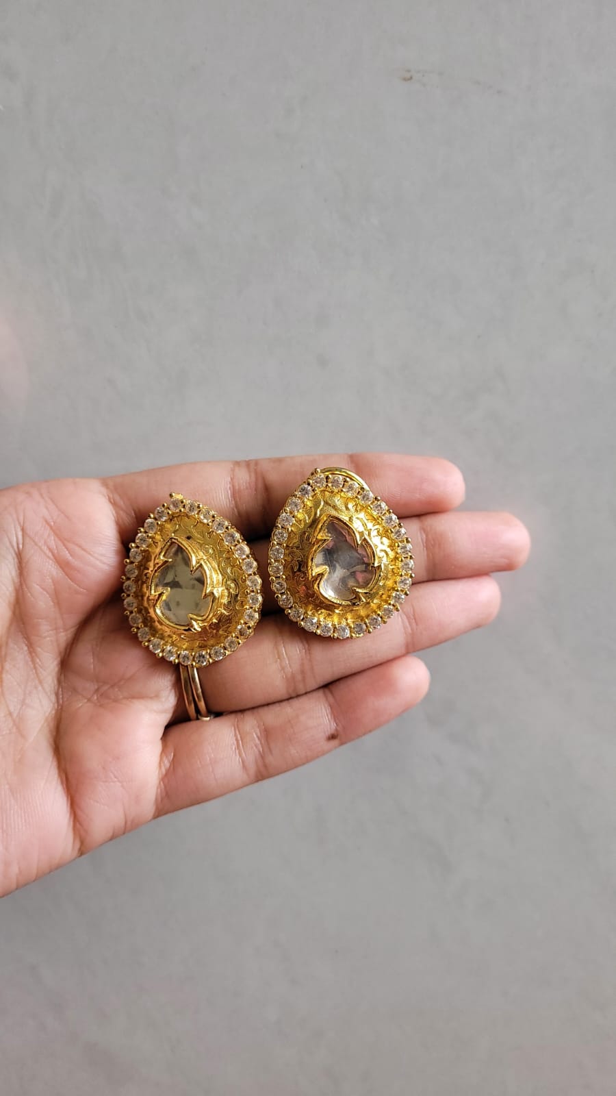 Paan gold earrings